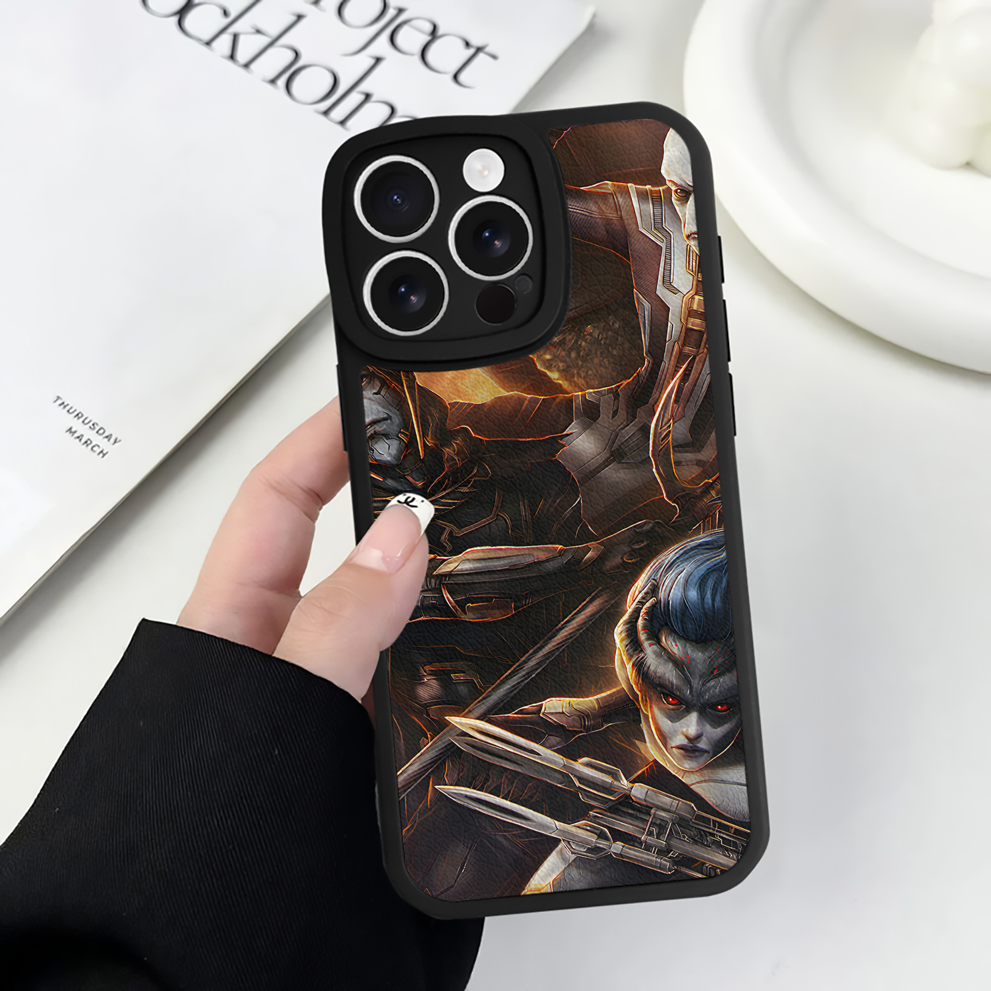 （画像用） アベンジャーズ The Avengers 【iPhone 16シリーズ対応】シリコンスマホケース（レザー調） 材質：シリコン